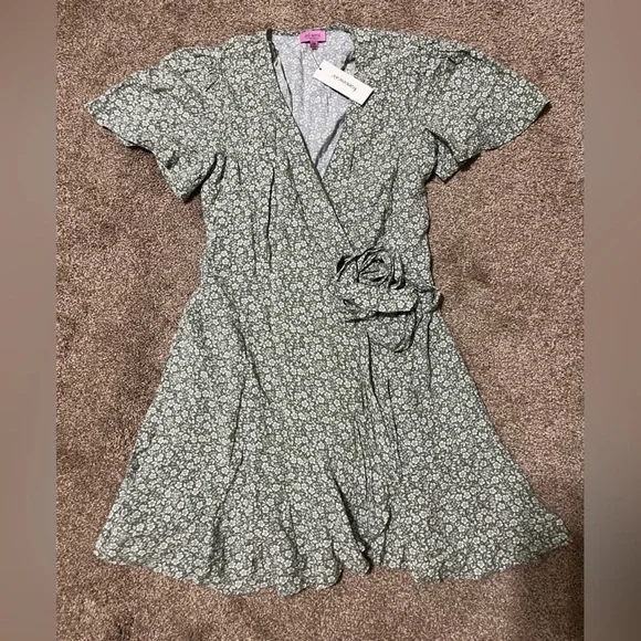 Francesca's Collections | Dresses | Francescas Green Floral Wrap Dress | Poshmark Francesca's Collections | Dresses | Francescas Green Floral Wrap Dress | Poshmark